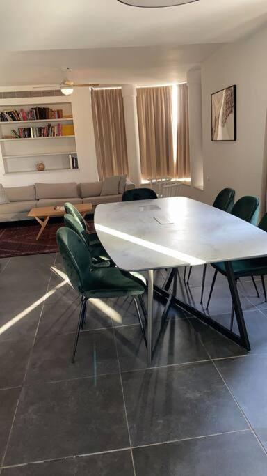 דירת מדהימה נווה צדק 2 Apartment *